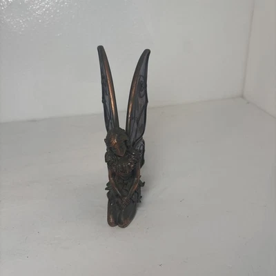"Hada arrodillada de metal vintage con alas de vitral de 6"" de alto" Foto 1 de 4