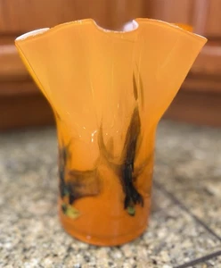 Gebrauchte Vintage einzigartige orange gekräuselte Kunstglas Blumenvase mit Akzenten - Bild 1 von 5