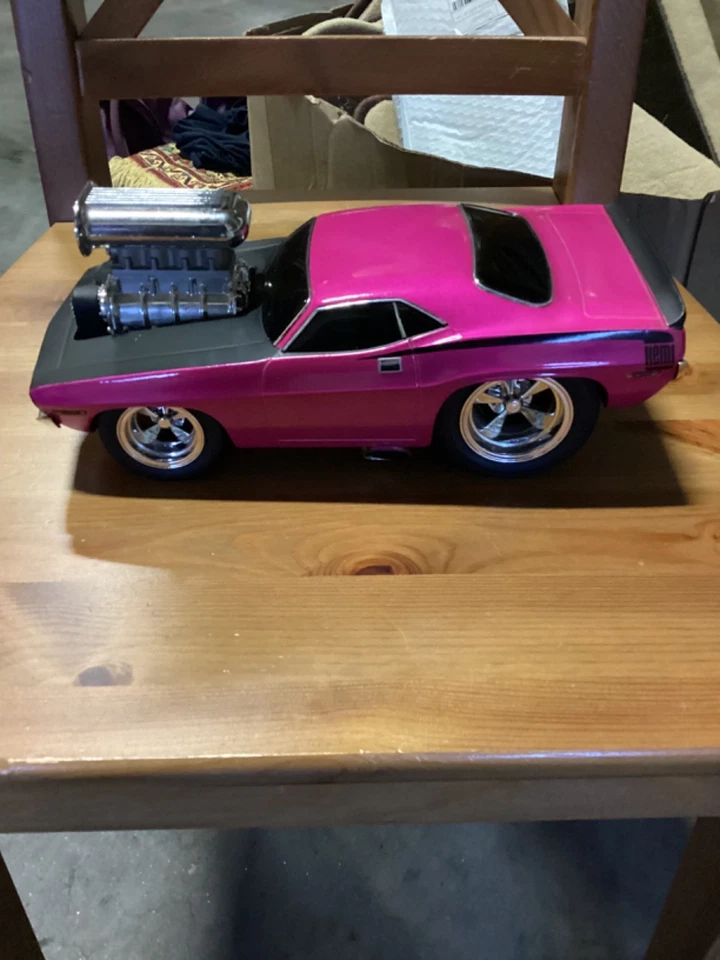 Muscle Machines 1/18 比例模型-1970 年普利茅斯库达-粉红色 状况完好 — 第 1/4 张图片