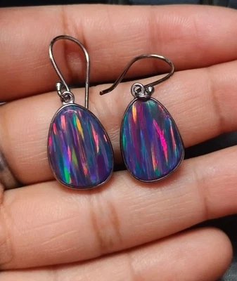 Orecchini pendenti con gancio opale aurora fuoco viola rodiato nero argento... - Immagine 1 di 3