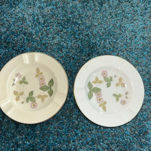 Cenicero vintage de fresa silvestre Wedgwood Bone China adorno dorado conjunto de 2 Inglaterra - Imagen 1 de 6