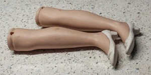 Große Biskuit Puppenbeine mit lackierten weißen Schuhen 5-1/8 Zoll - Bild 1 von 2