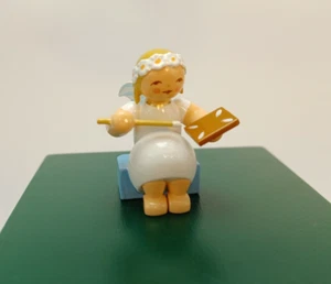 Margeritenengel sitzend mit Pfefferkuchen 634/70/2 - Wendt & Kühn "Rarität" NEU - Picture 1 of 1