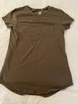 Camiseta Alpha Forward AFWD para mujer talla pequeña manga corta cuello en V Foto 1 de 3