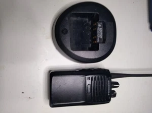 Radio Portátil Motorola/Vertex VX261 5 vatios UHF 16 CANALES Batería Nueva, Antena - Imagen 1 de 4