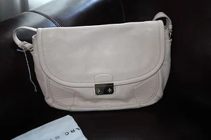 BOLSO DE HOMBRO DE CUERO ACOLCHADO MARC BY MARC JACOBS TIERRA $498 - Imagen 1 de 6