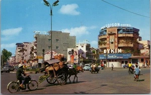 C1960s SAIGÓN Ciudad Ho Chi Minh VIETNAM Postal "HOTEL SAIGON" Escena callejera - Imagen 1 de 2
