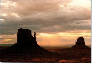 Sunrise over the Two Mittens at Monument Valley, Utah Postcard c1984 - Picture 1 of 2