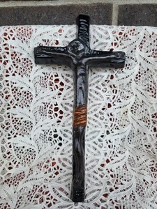 Escultura de pared crucifijo de cerámica europea de mediados de siglo - Imagen 1 de 10