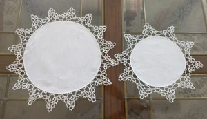 Juego de 2 tapetes de lino vintage con adornos en marfil claro 11" y 14" - Imagen 1 de 8