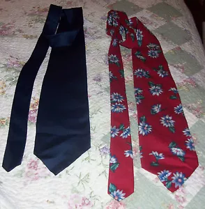 EXCELENTE CONDICIÓN 2 CORBATAS PARA HOMBRE BAJO ROJO FLORAL ALGODÓN Y WEMBLEY AZUL MARINO POLIÉSTER - Imagen 1 de 1