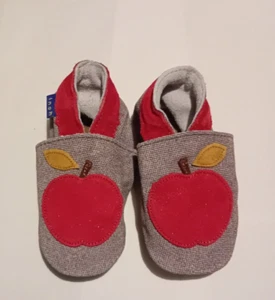 Nuevos zapatos de bebé azules pulgadas gris/rojo Apple 6-12M - Imagen 1 de 6