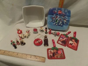 "COCA-COLA" KONVOLUT 16 WEIHNACHTEN SAMMLERSTÜCKE ORNAMENTE, KERAMIK, KUNSTHARZ, METALL - Bild 1 von 8