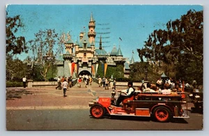 Cartolina Disneyland Castello della Bella Addormentata Camion dei Pompieri Hub 1976 K043 - Foto 1 di 2