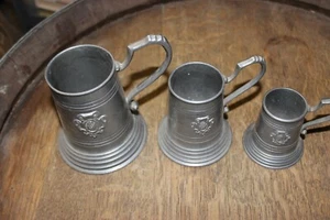 SET 3 BOCCALI GRADUATI PELTRO  -PEWTER TANKARDS MUG - Foto 1 di 2