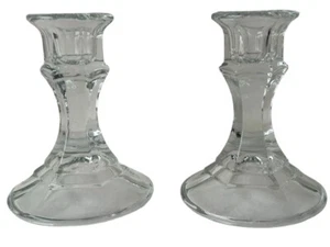 Candelabros de vidrio facetado tradicional par bajo de dos candelabros transparentes - Imagen 1 de 11