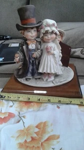 CAPODIMONTE G.ARMANI SCULPTURE ''BRIDE &GROOM'' KIDS PLAY - Picture 1 of 9
