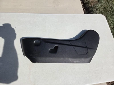 2011-2021 Jeep Grand Cherokee Durango Driver banco dianteiro acabamento lateral inferior preto - Imagem 1 de 4