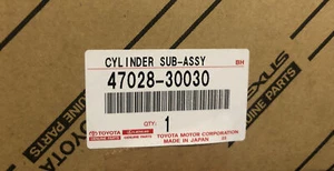 Genuine Lexus Brake Master Cylinder 47028-30030 OEM - Picture 1 of 7