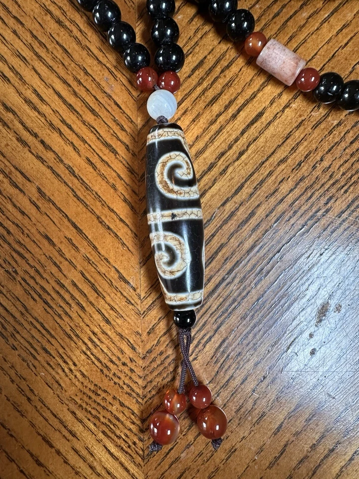 Collar de cuentas tibetanas y piedras de ágata Dzi Foto 1 de 4