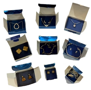 AVON JEWELRY LOTTO 9 PZ BRACCIALE ORECCHINI COLLANA SET BELLA COLLEZIONE NOS - Foto 1 di 4
