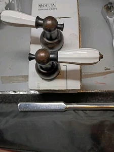 Delta H212RB OEM(2) VICTORIN Maniglie a leva in bronzo veneziano e porcellana BIANCHE - Foto 1 di 4