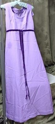 UAU!! VESTIDO FEMININO VINTAGE FEITO À MÃO ANOS 60 ROXO COMPRIMENTO CHÃO COM CINTURA DE VELUDO - Imagem 1 de 4