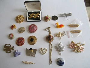 24 BROOCHES & PINS OF COSTUME JEWELRY - ALL KINDS HERE  - LOT 6 - Picture 1 of 12