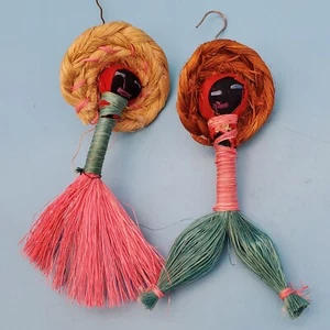 Juego de 2 muñecas de paja de arte popular hechas a mano de 4 pulgadas de alto - Imagen 1 de 5
