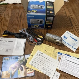 Sony Cyber-shot DSC-P9 Digitalkamera, Handbuch, Kabel und Box ** schaltet sich nicht ein - Bild 1 von 8