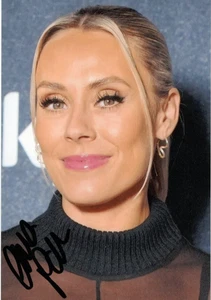 DARTS PRESENTER: EMMA PATON SIGNED 6x4 SEXY PORTRAIT PHOTO+COA **PROOF** - Picture 1 of 2