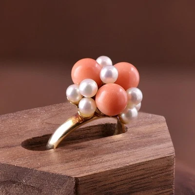 Anillo llamativo vintage de oro amarillo de 14k piel de ángel coral y perlas con racimo  Foto 1 de 4