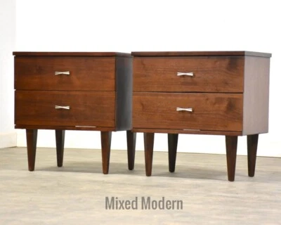 Mesitas de noche de nogal acabadas de Harmony House - Un par Foto 1 de 4