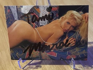 Tami Monroe ~ Firmato ~ VIDEO VIXENS ~ TRADING CARD # 92 in SERIE 2 di 3!!! - Foto 1 di 2