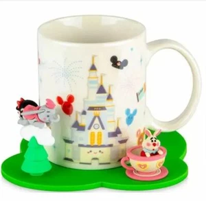 Disney's - Disney Parks Tasse und Untertasse von Jerrod Maruyama - Brandneu - Ausverkauft - Neu mit Etikett - Bild 1 von 1