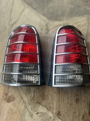 Juego de luces traseras laterales izquierda+derecha Mercury Mariner 2005-2007 fabricante de equipos originales con bombillas 13B504 Foto 1 de 4