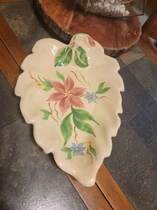 Plato en forma de hoja de 12" de colección 1930-1940 Pottery Guild Of America flores pintadas a mano - Imagen 1 de 8