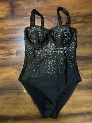 Elegante top negro con tachuelas para mujer Foto 1 de 3