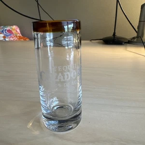 Cazadores Tequila Shot Glass...trasparente con colore marrone nella parte superiore...vetro pesante... - Foto 1 di 7