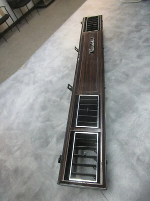 Thunderbird 1977-1979 bisel de tablero lateral derecho con ventilación de CA  Foto 1 de 4