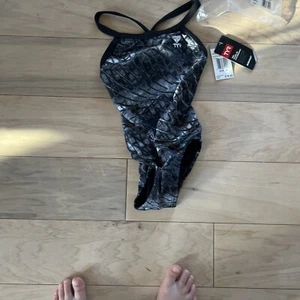 TYR DuraFast Elite Plexus DiamondFit 1pc Swimsuit Titanium - Girls Size 22 - $80 - Picture 1 of 3