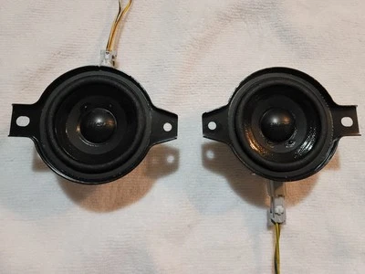 3x3 Bose Car Speaker x 2 with pig tail - Image 1 of 4