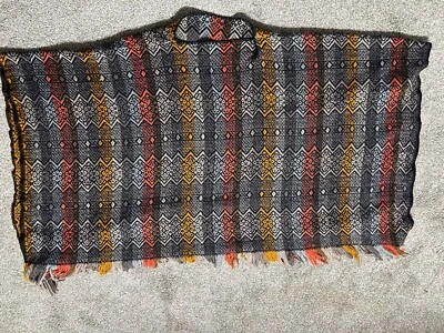 Hermoso poncho chal con flecos tejido de lana Amanda hecho en EE. UU. Foto 1 de 4