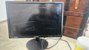 Samsung S19B420BW Widescreen LED LCD Monitor with built-in speakers - Picture 1 of 11