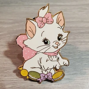 The Aristocats Fantasy Pin Marie Katze sitzend auf Süßigkeiten Macarons Süßigkeiten Disney - Bild 1 von 3