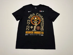 Denver Nuggets Nike Herren 2023 NBA Finals Champions Locker Room T-Shirt - Schwarz - Bild 1 von 6