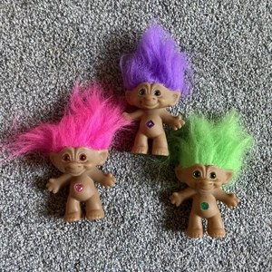 "Muñecas Troll Vientre Gema As Novedad Tesoro Rosa, Púrpura y Verde Pelo 3"" de Alto" - Imagen 1 de 5