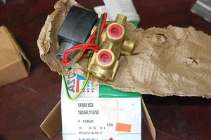 Asco EF8321G3, 120/110v,   1/4"  3way    Brass Valve NEW - Picture 1 of 1