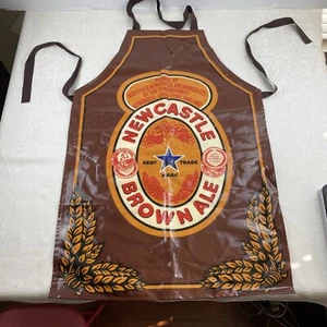 Raro Grembiule NEWCASTLE BROWN ALE Pubblicità Vinile Marrone Made In England - Foto 1 di 9
