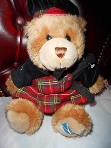 Schottischer Dudelsackbär mit Kilt und Dudelsack. - Bild 1 von 4